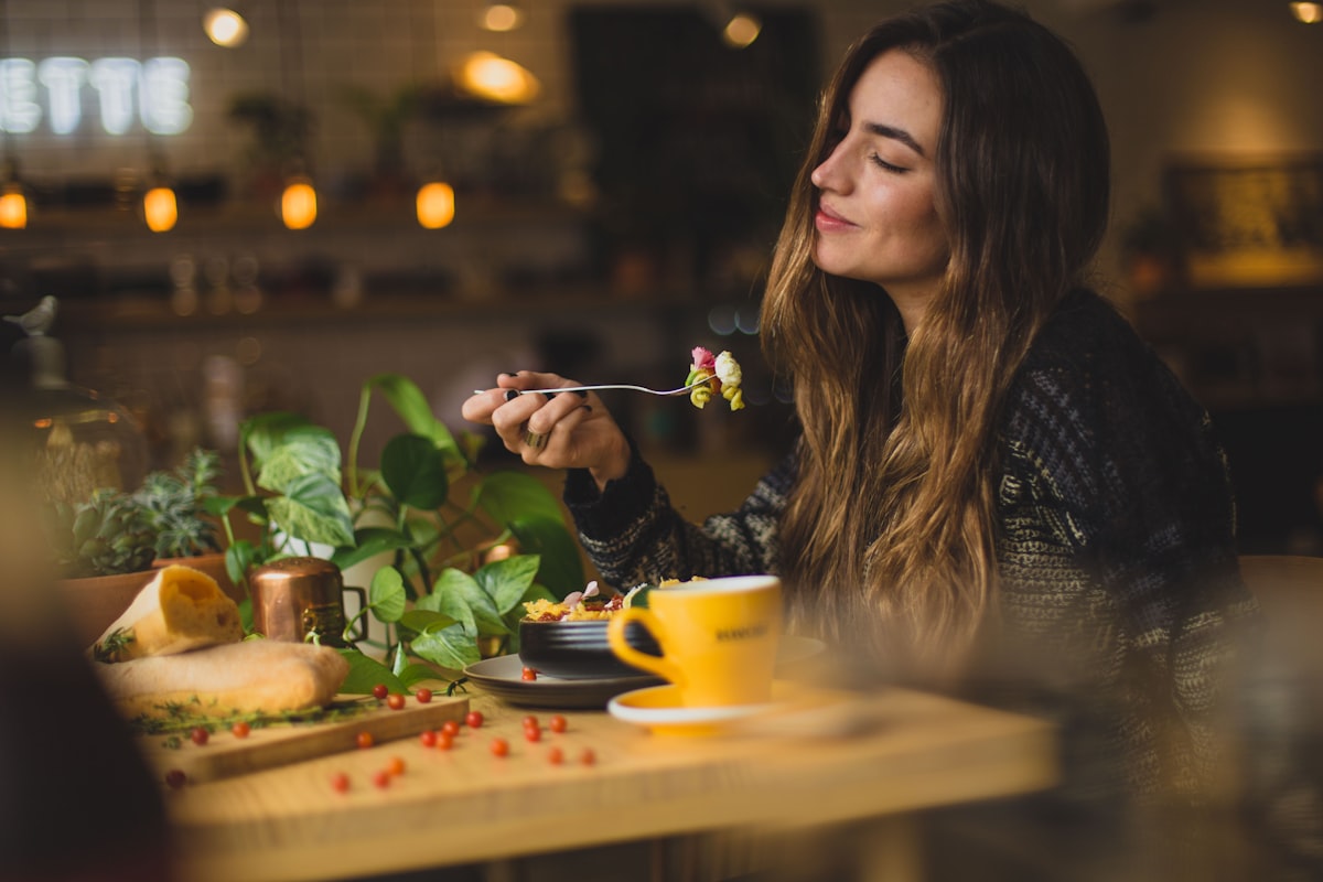 Green salad bowl with vegetables and lean protein